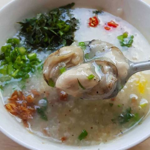 Xung quanh đảo bạn có thể bắt gặp rất nhiều quán cháo ngon