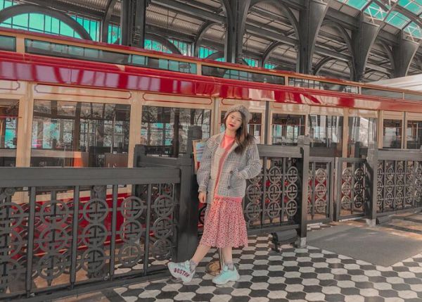 Chụp ảnh tại ga tàu hoả leo núi Mường Hoa