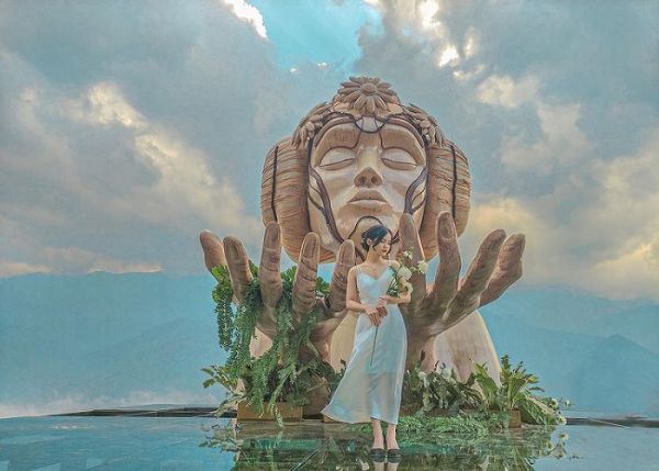 Du khách checkin tại Tượng Mẹ Đất Vỹ Đại tại Moana Sapa