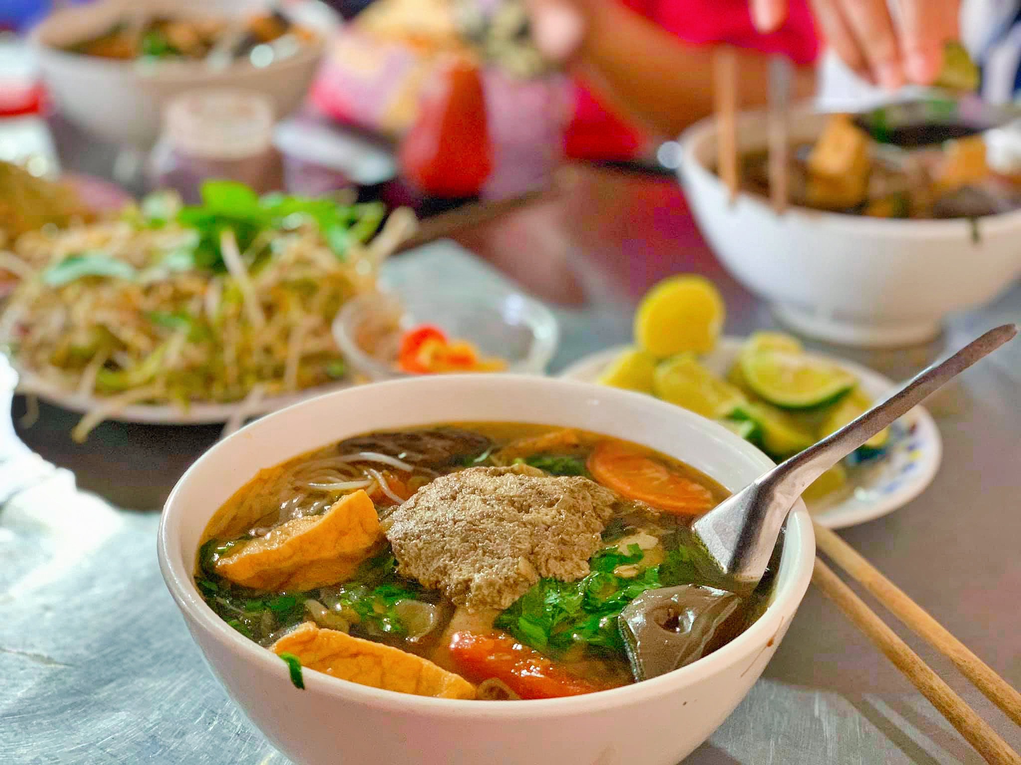 Bún riêu Bà Hai Khiêm - Món ngon Côn Đảo nổi tiếng