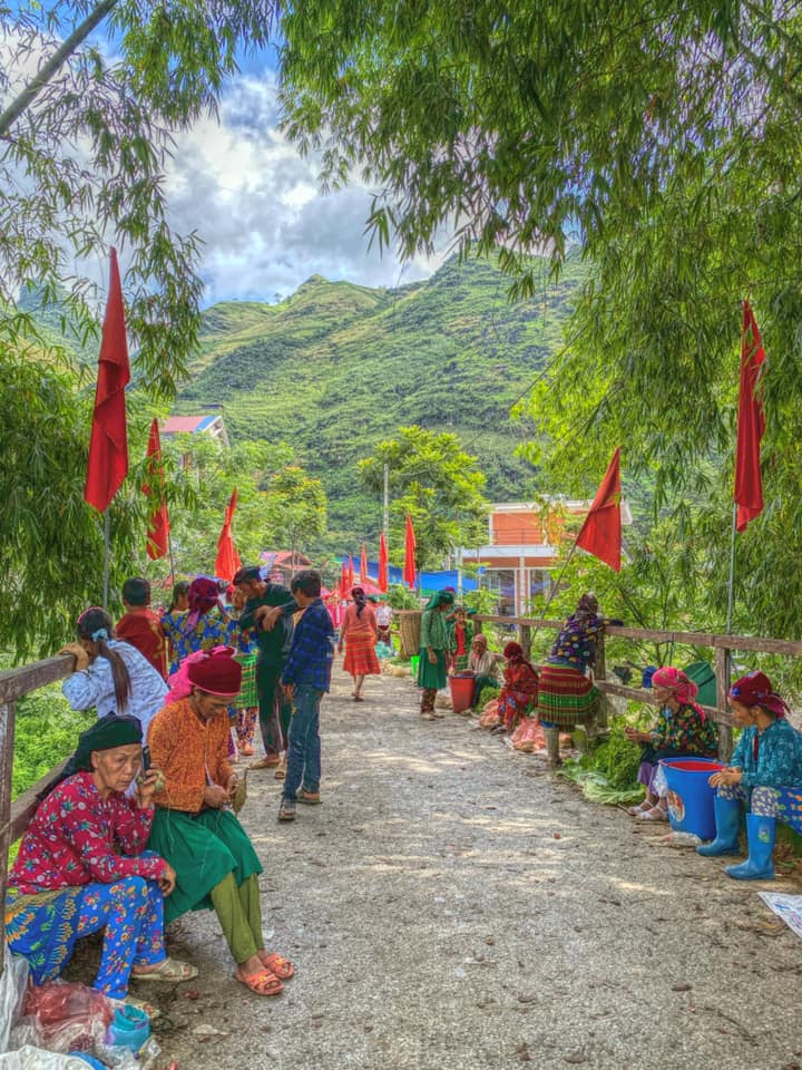 Sự đông đúc bên ngoài chợ phiên Du Già Yên Minh Hà Giang (Nguồn: Internet)