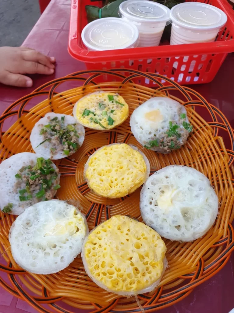 Bánh căn thập cẩm nhân bò bằm, nhân trứng cút, trứng gà