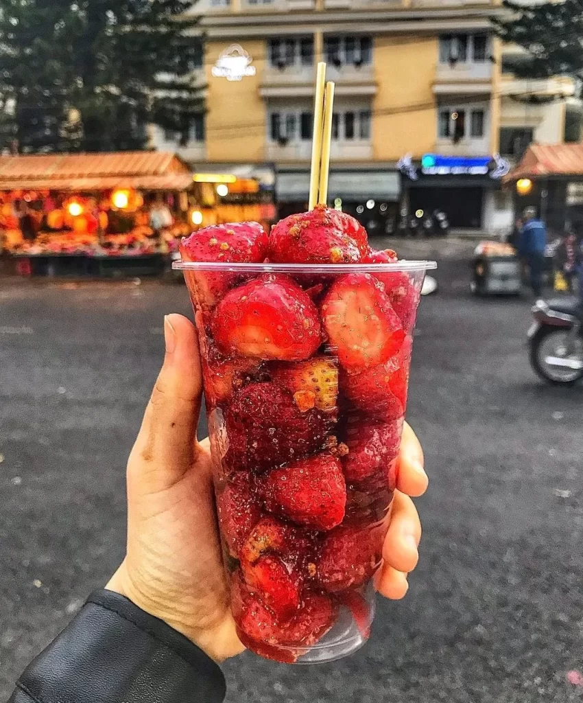 Dâu Tây cực ngon và hấp dẫn ở chợ Đêm Đà Lạt