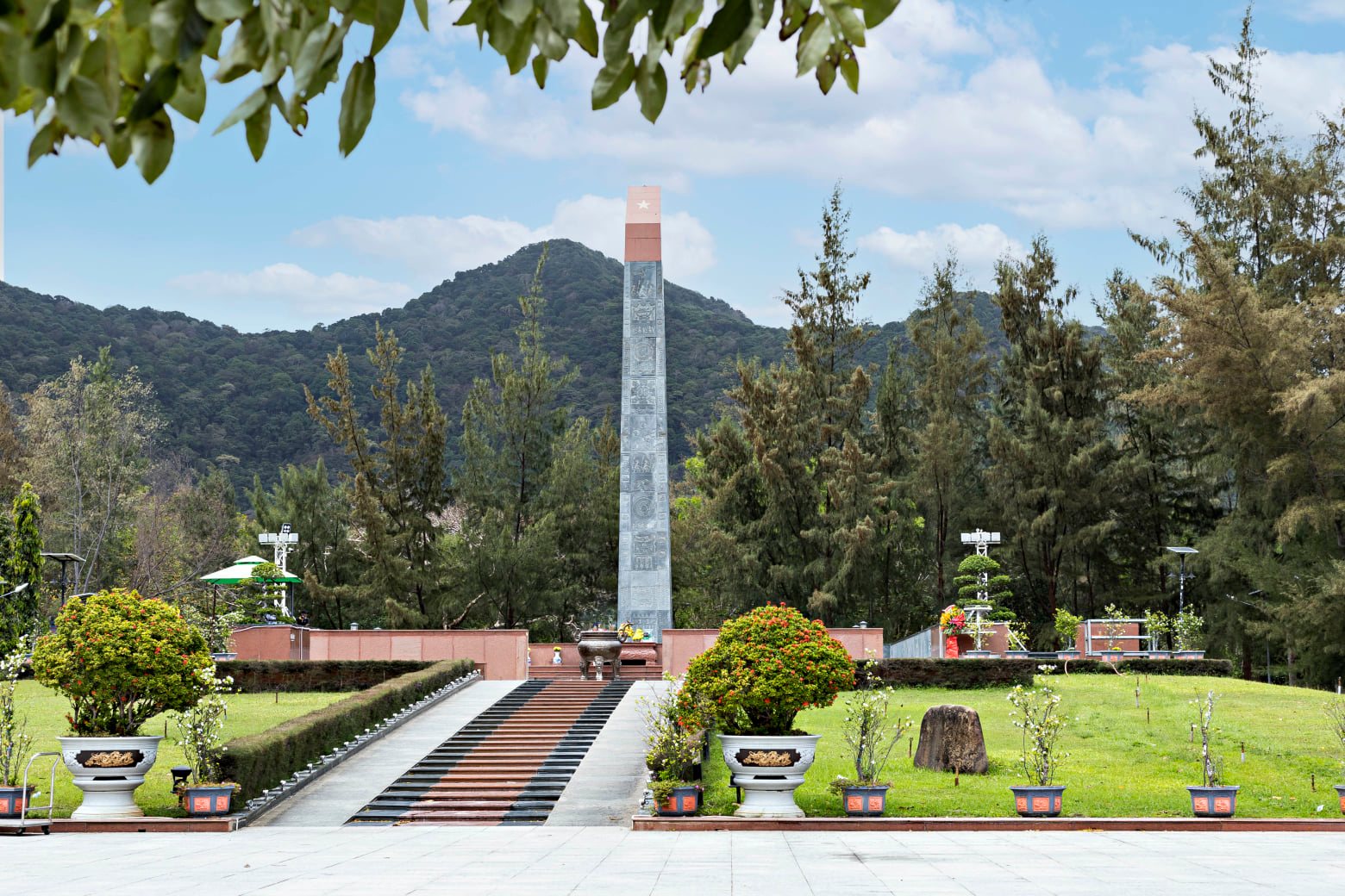 Du lịch Côn Đảo 2 ngày 1 đêm - Nghĩa trang Hàng Dương
