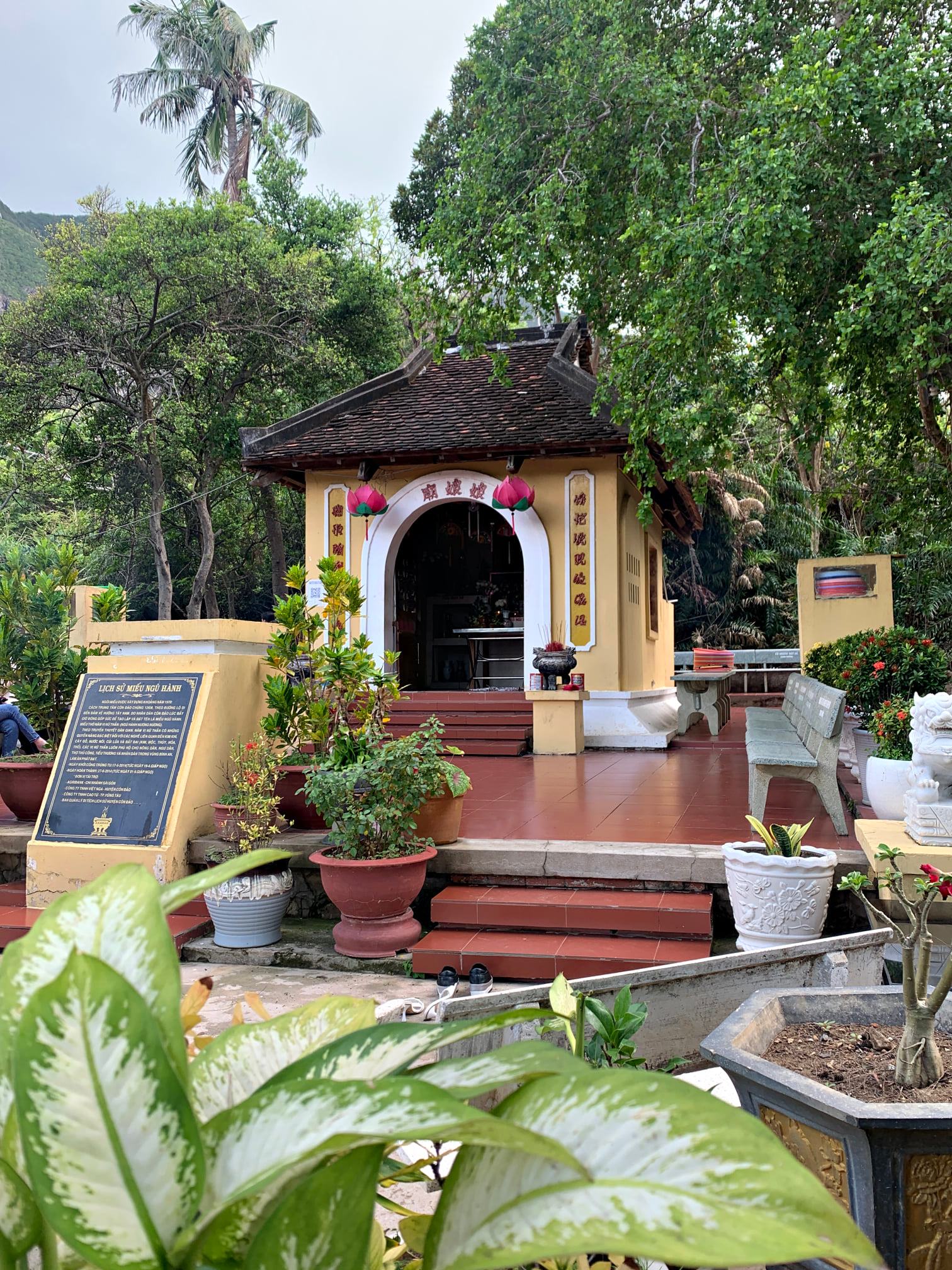 Nếu có dịp du lịch Côn Đảo, du khách nhất định phải một lần ghé thăm Miếu 5 cô