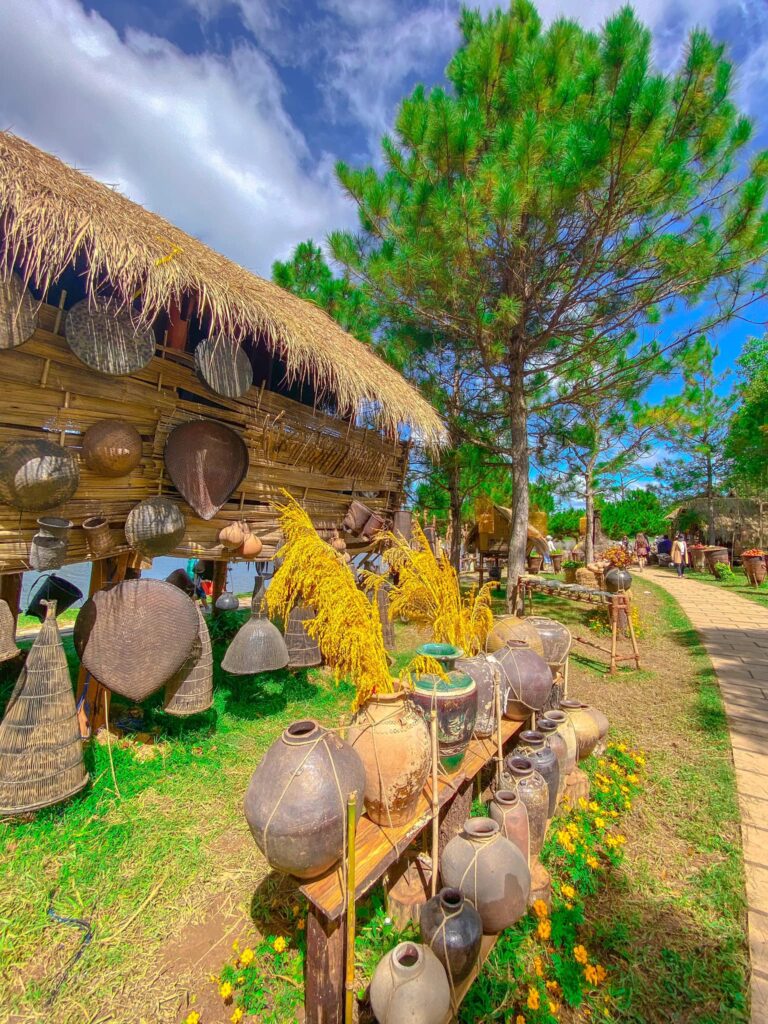 Ngôi nhà dài và các vật dụng sinh hoạt, lao động của đồng bào các dân tộc Mạ, K'Ho, Chu Ru ven hồ Xuân Hương