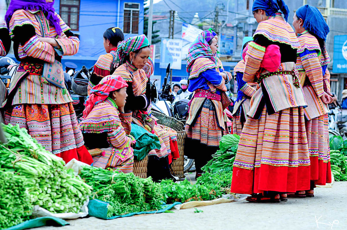 Chợ phiên là nét sinh hoạt văn hoá đặc trưng của Tây Bắc