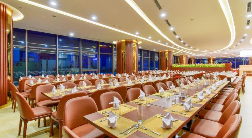 Nhà hàng sang trọng đồ ăn phong phú