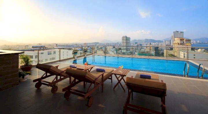 Hồ bơi ngoài trời trên tầng thượng