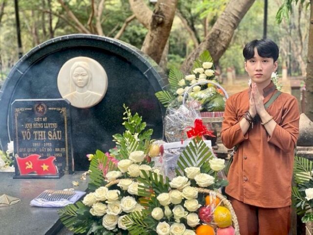Du khách thường chọn áo lam khi đi viếng mộ Cô Sáu
