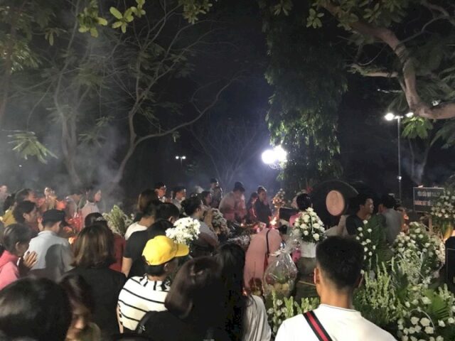 Du khách hành hương viếng mộ cô Sáu buổi tối rất đông