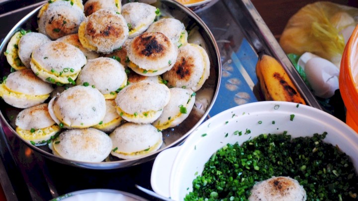 Bánh căn ăn cùng chén chấm đặc biệt