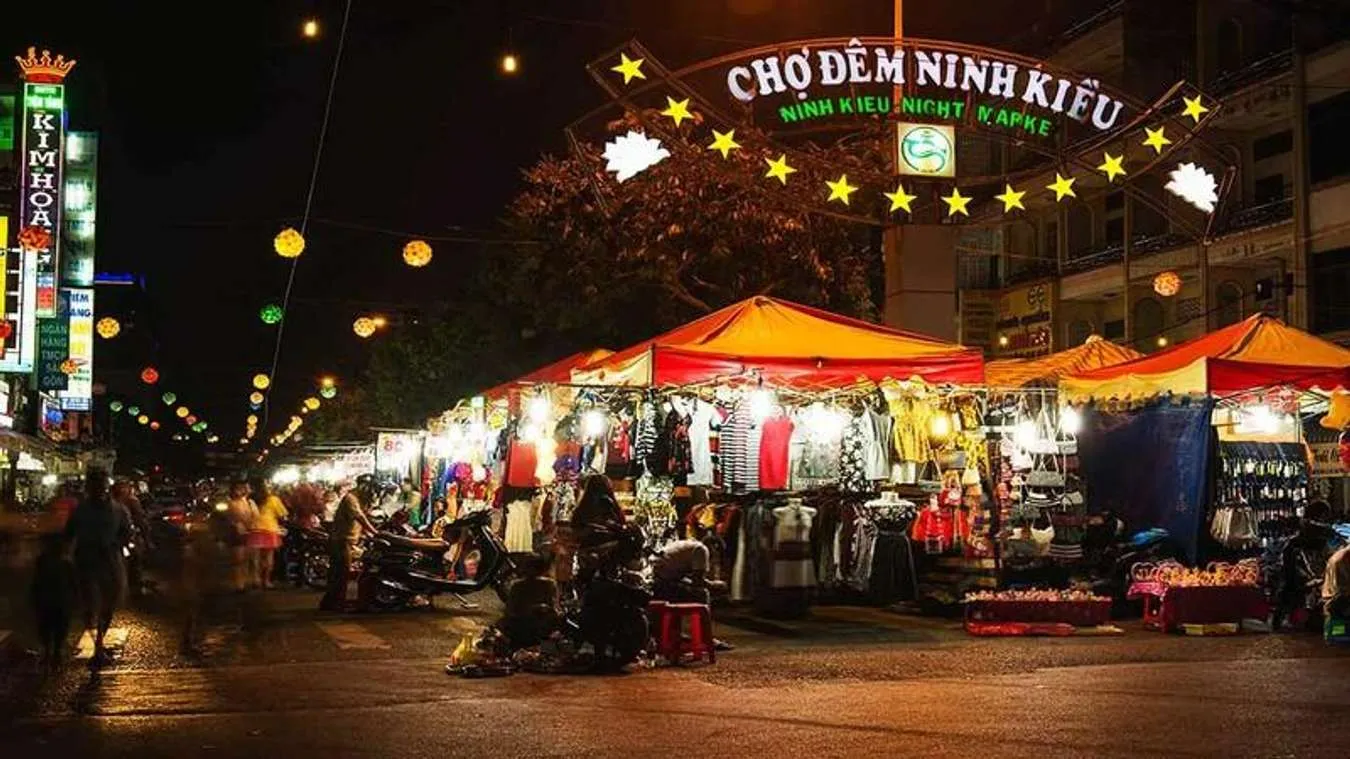 Chợ đêm Ninh Kiều - Thiên đường mua sắm và ăn uống ở Cần Thơ
