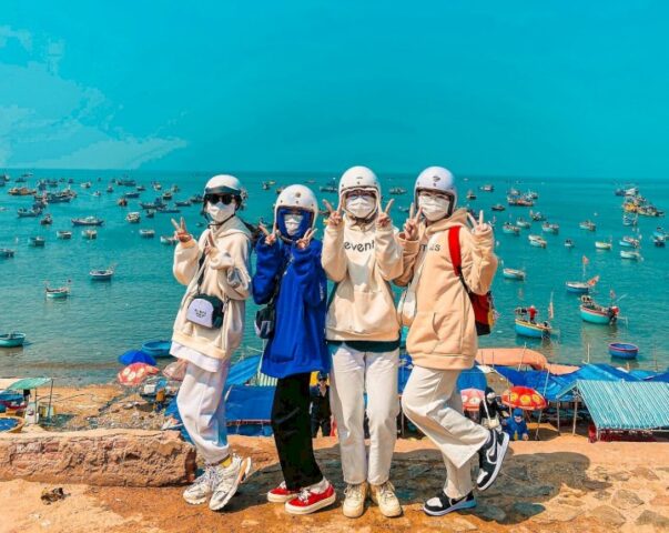 Các bạn trẻ rất thích di chuyển bằng xe máy khi du lịch Phan Thiết