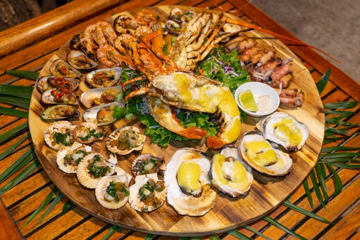Thưởng thức hải sản là một trải nghiệm tuyệt vời.