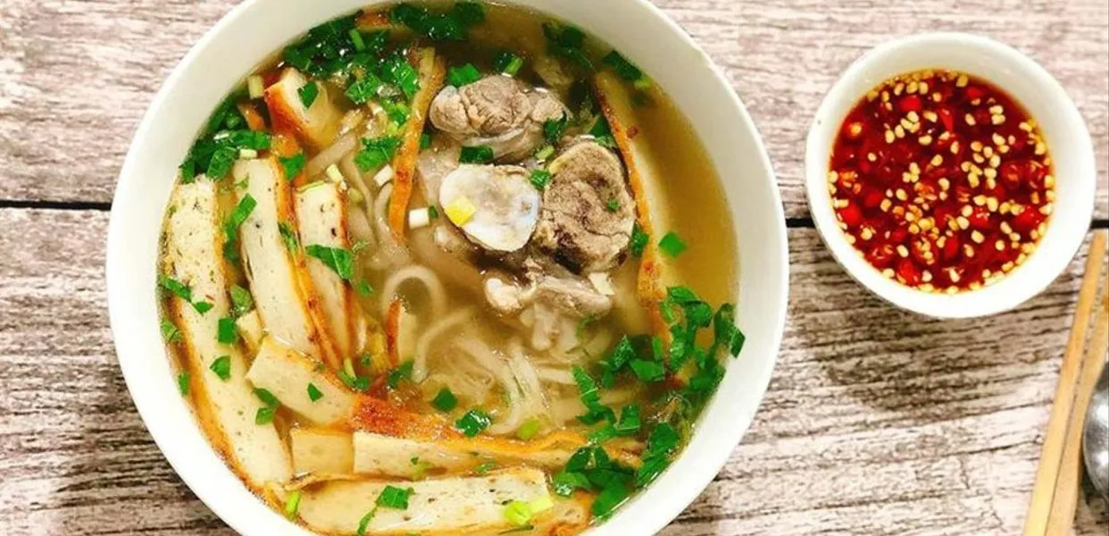 Bánh canh chả cá - món ngon không thể bỏ qua khi du lịch Nha Trang