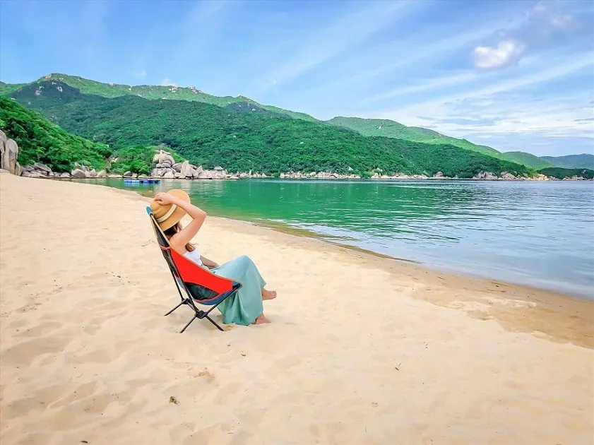 Nước biển Nha Trang trong vắt màu ngọc bích là điểm đến yêu thích của du khách