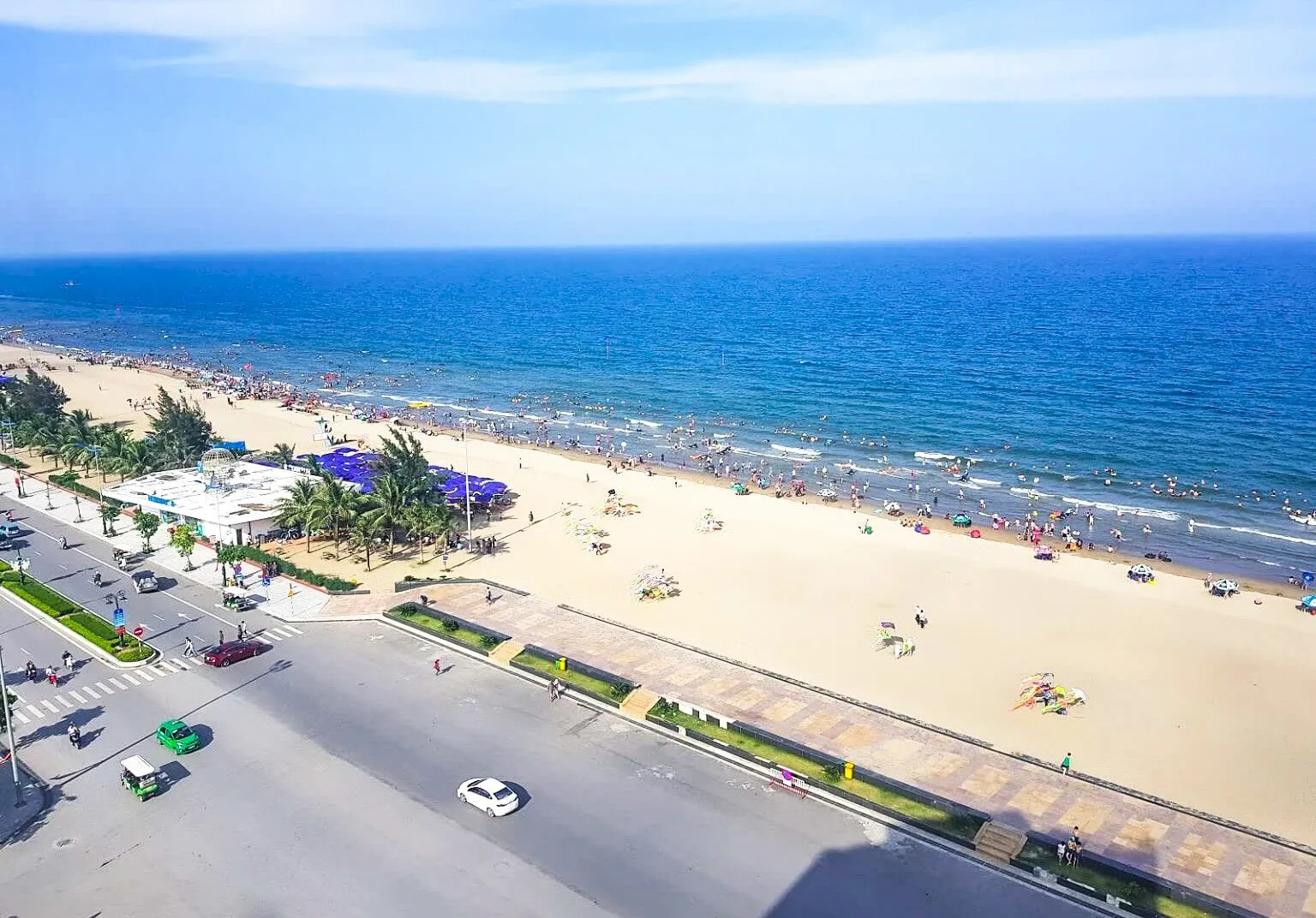 Biển Sầm Sơn Thanh Hóa luôn thu hút đông đảo du khách đến tắm biển