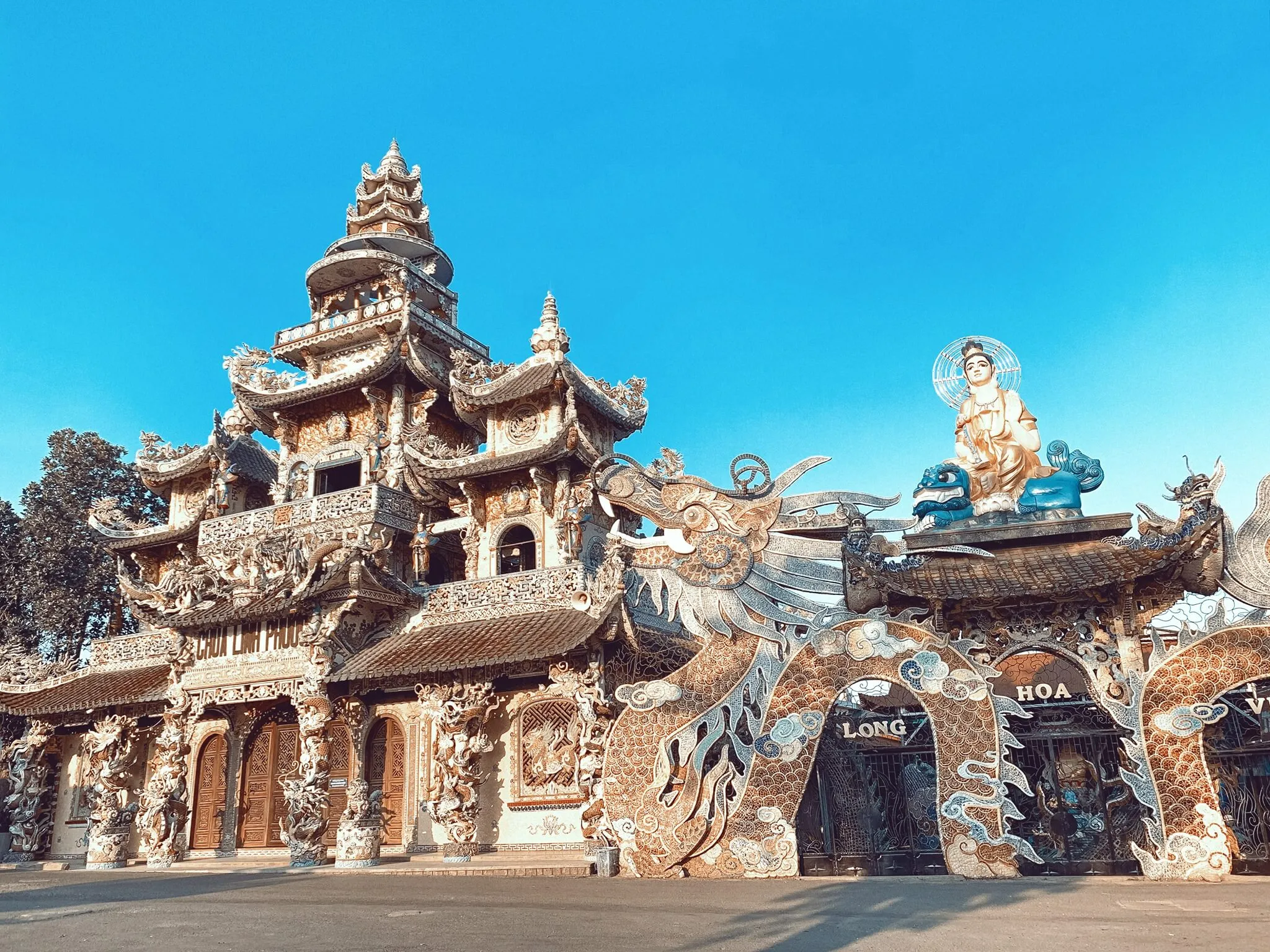 Chùa Linh Phước hay còn gọi là chùa Ve Chai