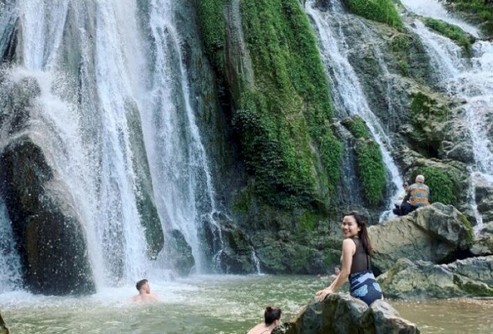 Mùa hè là dịp Thác Gò Lào thu hút đông đảo khách du lịch từ khắp mọi miền về đây