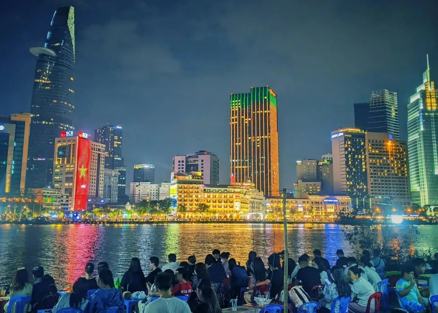 Ngắm Sài Gòn về đêm trên nóc hầm Thủ Thiêm