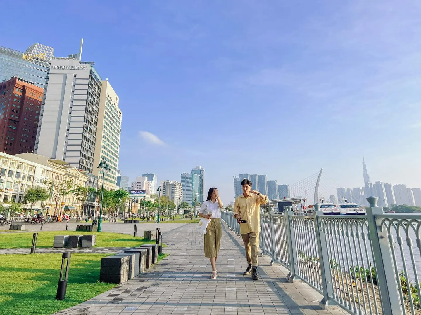 Những địa điểm sống ảo free ở Sài Gòn - Công viên Bến Bạch Đằng