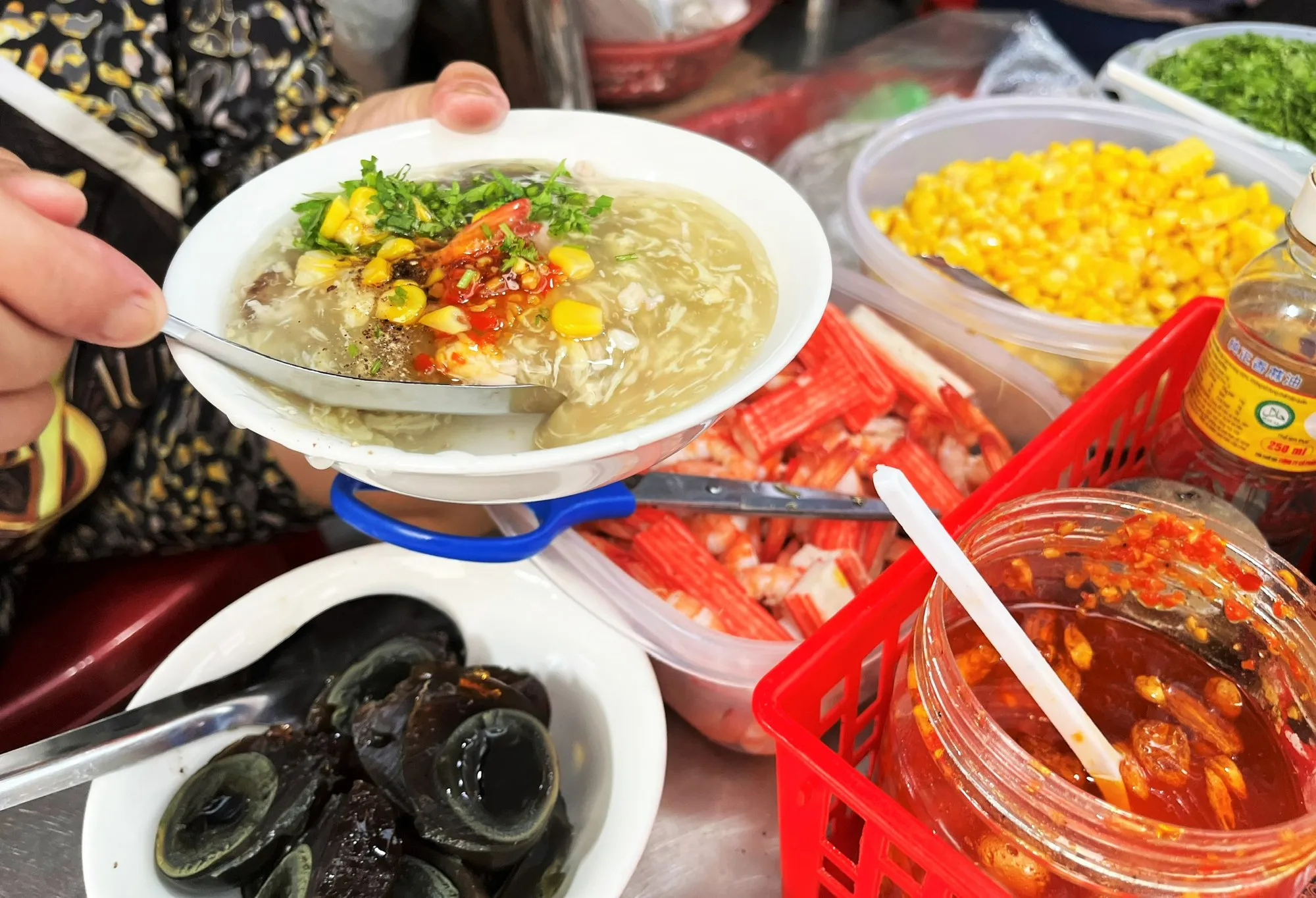Ăn vặt thỏa thích tại hẻm 200 Xóm Chiếu