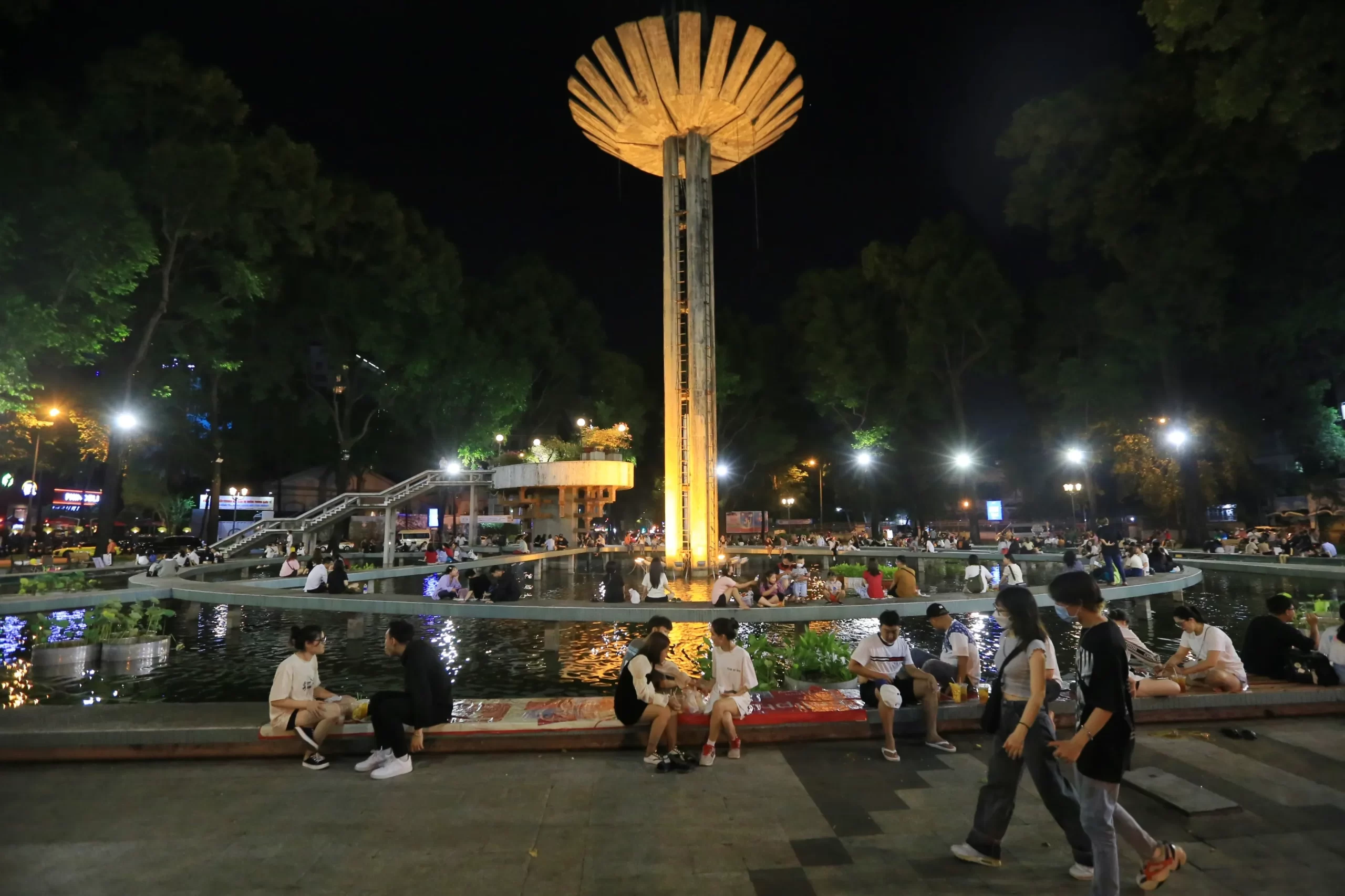 Hồ Con Rùa khi về đêm