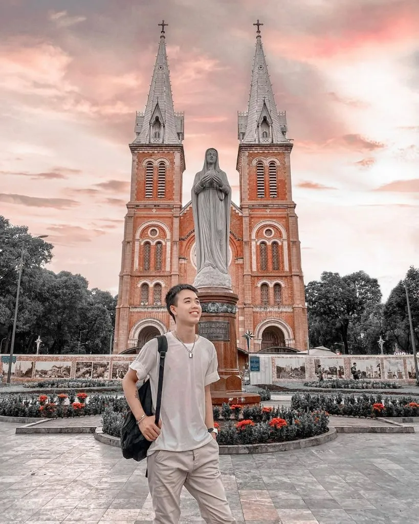 Tại Nhà thờ Đức Bà có vô vàn không gian đủ cho bạn “cháy máy”
