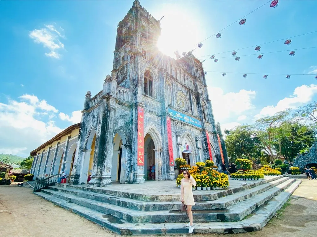 Nhà thờ Mằng Lăng là điểm check-in yêu thích của các bạn trẻ