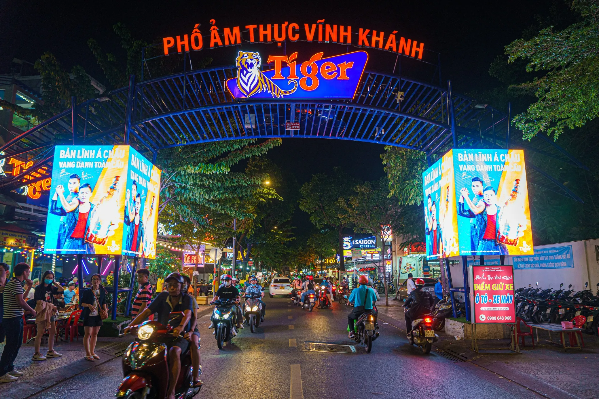 Phố Vĩnh Khánh là địa điểm mà tín đồ ăn vặt không nên bỏ qua