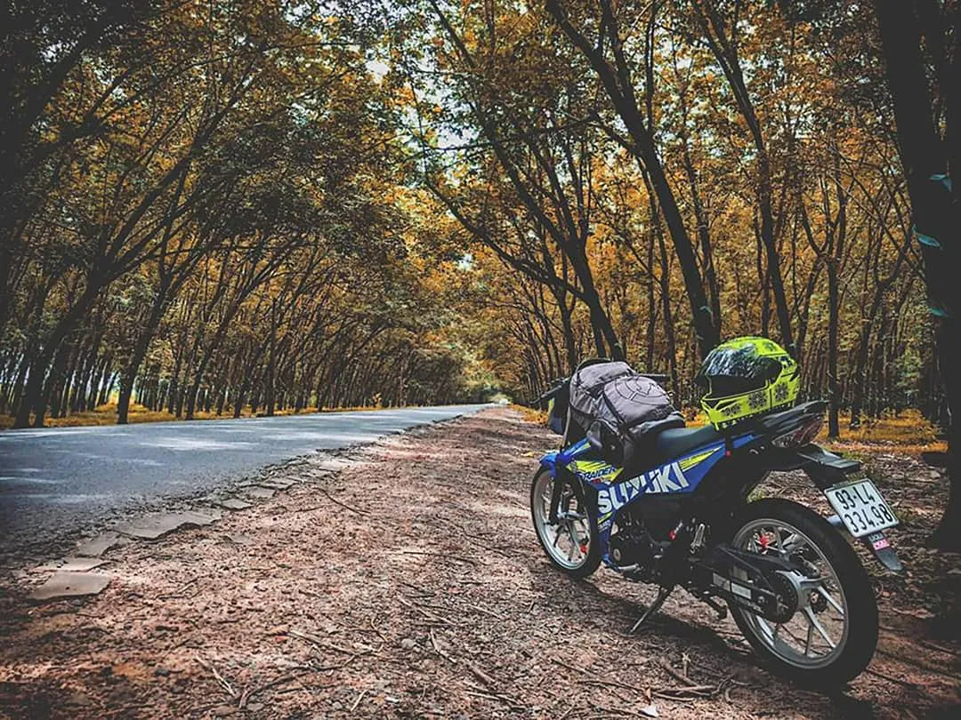 Bạn có thể di chuyển bằng xe máy để có những trải nghiệm thú vị