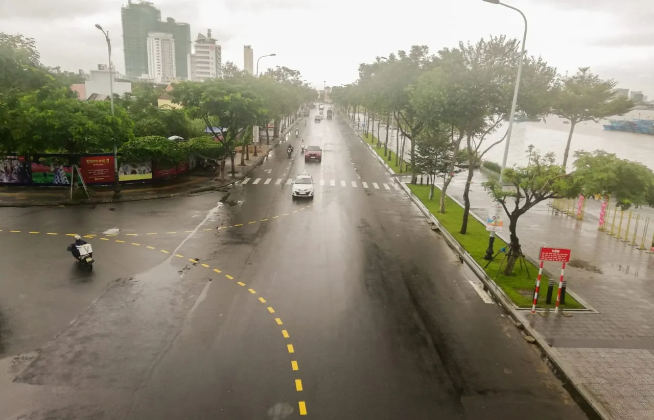 Mùa mưa khiến cho việc di chuyển, tham quan trở nên khó khăn hơn