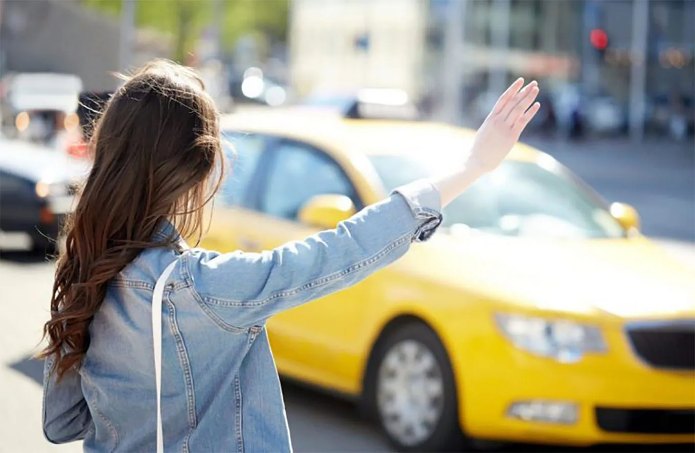 Bạn có thể di chuyển từ Đà Nẵng đi Huế bằng taxi