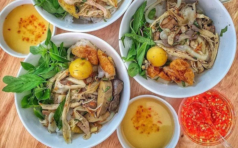 Thưởng thức món bánh ướt lòng gà - Món ngon ở Đà Lạt