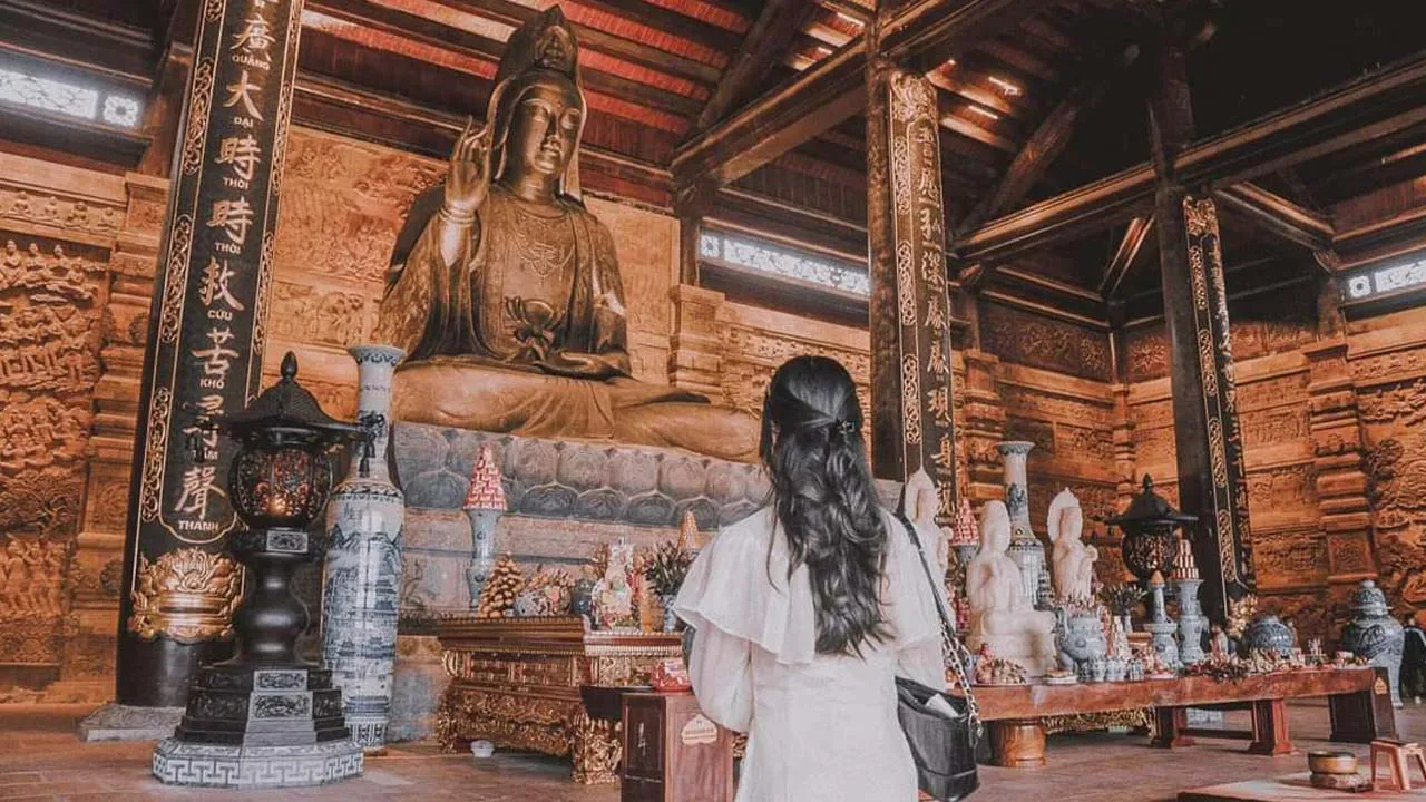 Điện Quan Âm bên trong chùa Tam Chúc