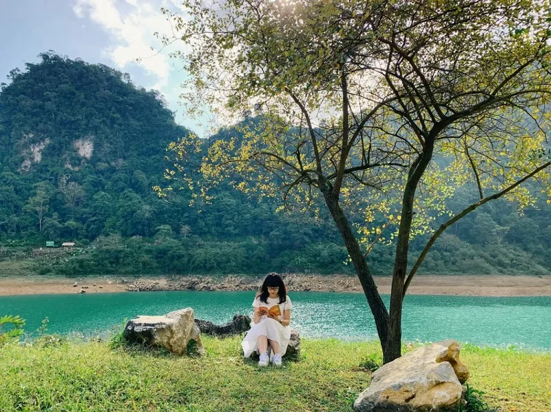 Khung cảnh yên bình của hồ Thang Hen