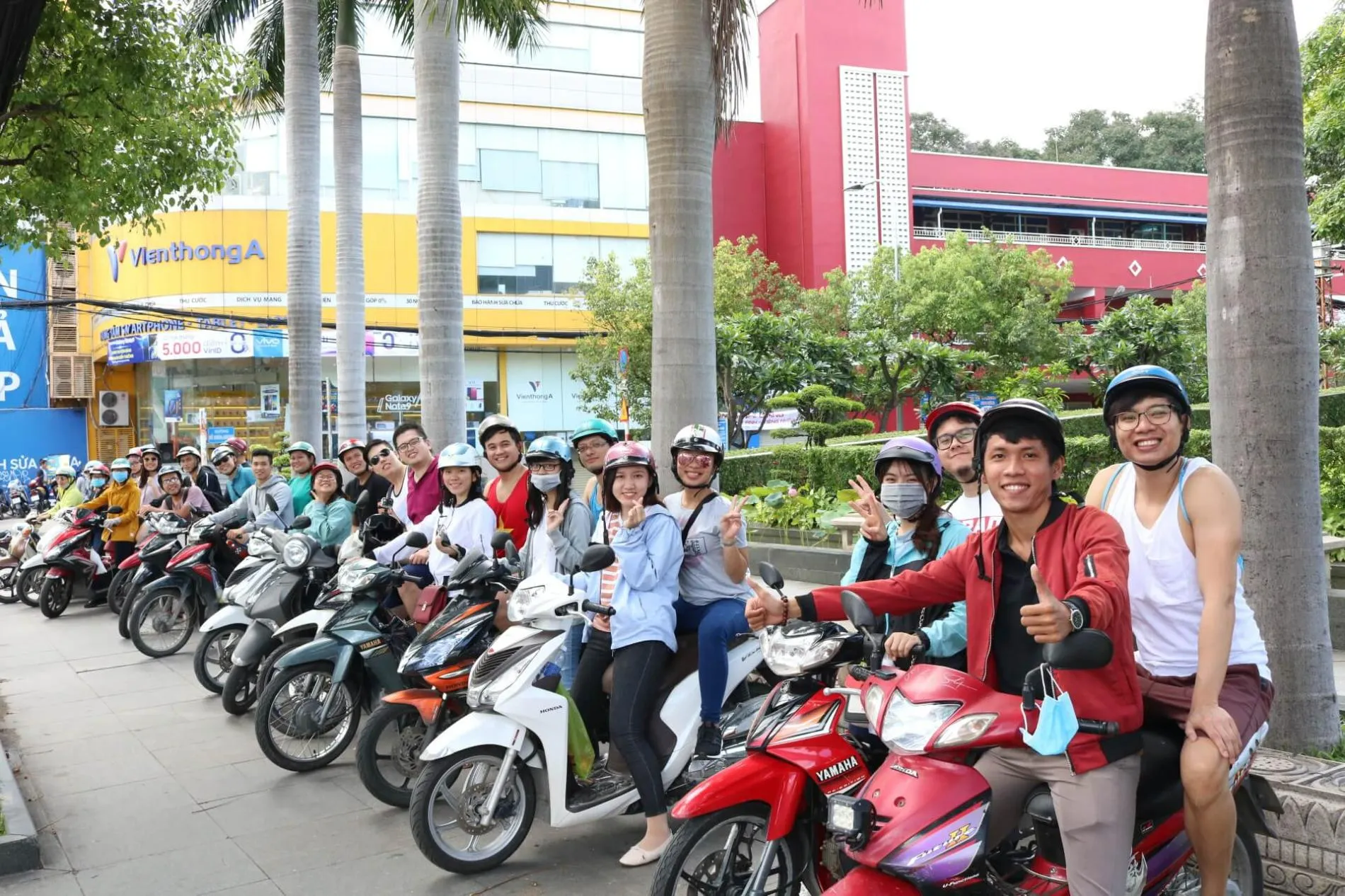 Nhiều bạn trẻ chọn hình thức du lịch bằng xe máy