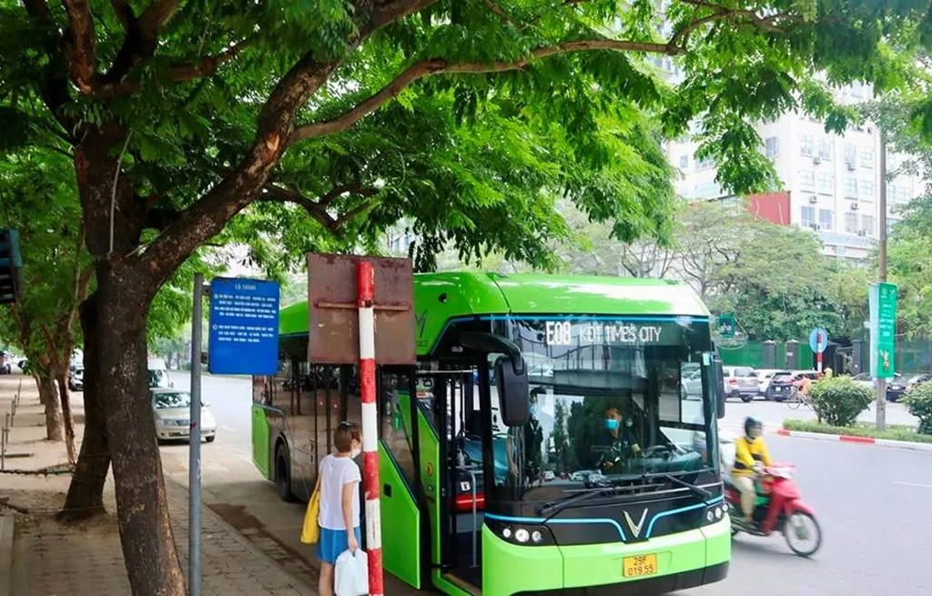 Xe bus cũng là phương tiện được nhiều du khách lựa chọn