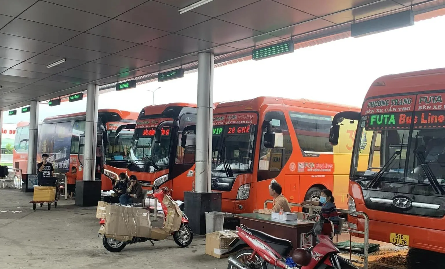 Xe khách là phương tiện phố biển để di chuyển từ Cần Thơ đi Cà Mau