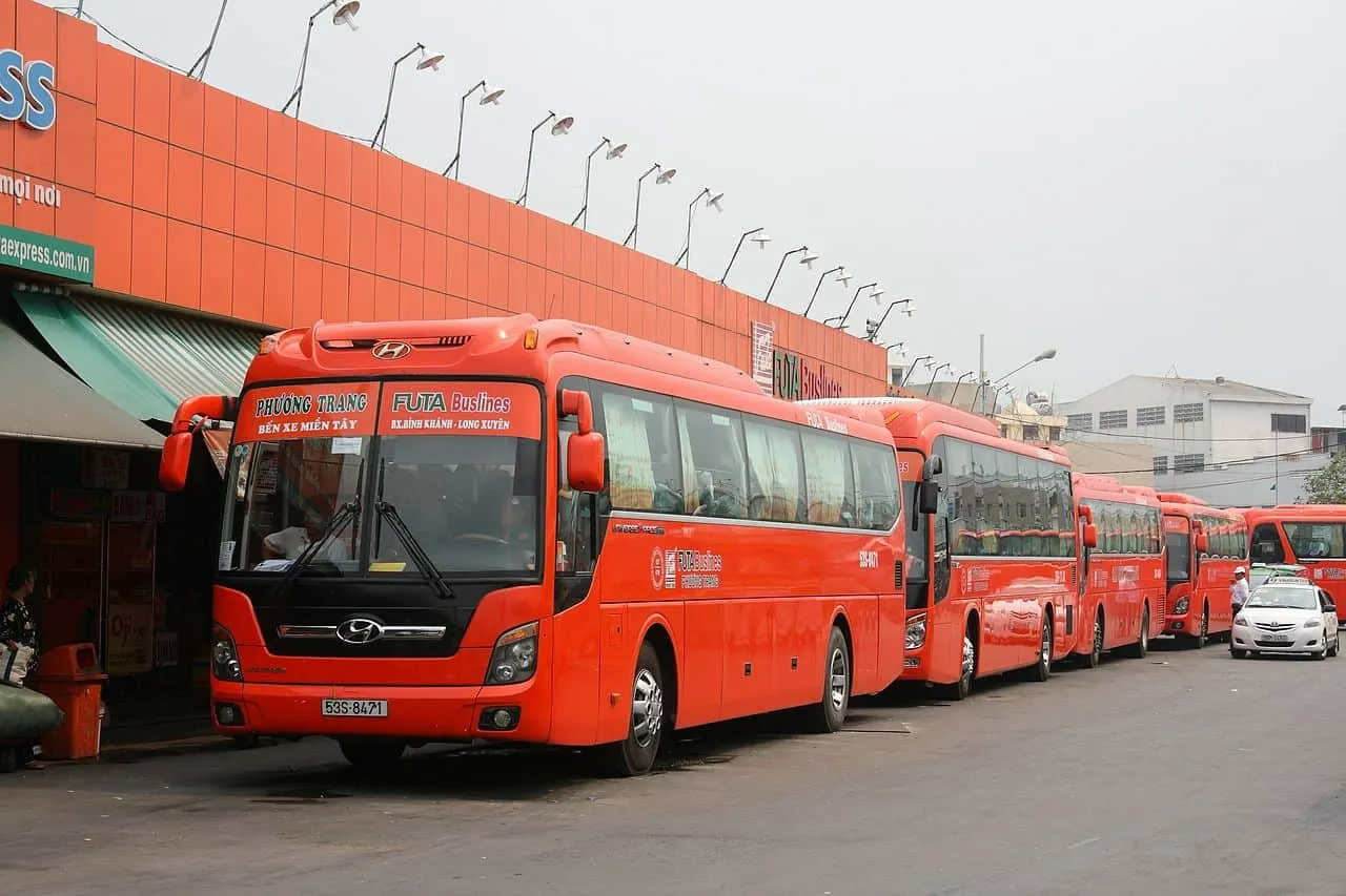 Xe khách là lựa chọn hàng đầu của nhiều người khi có nhu cầu di chuyển từ Sài Gòn đi Cần Thơ