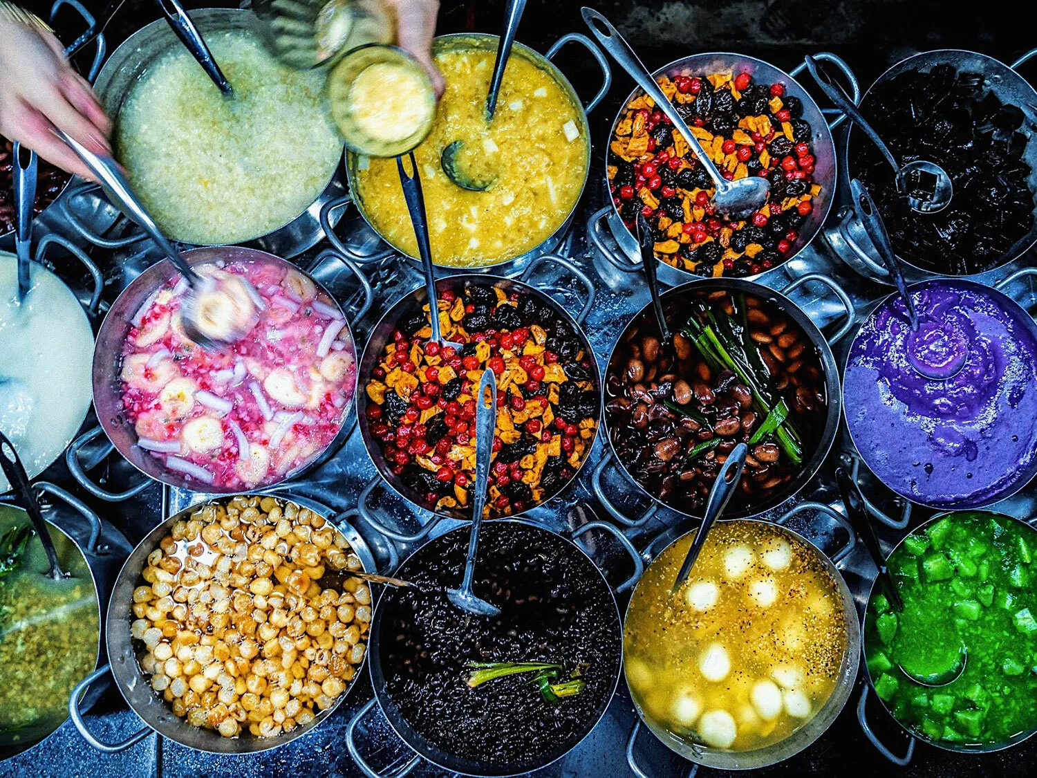 Thưởng thức ẩm thực đường phố xứ Huế