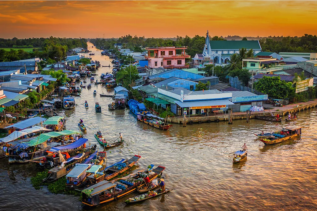 Bình minh trên chợ nổi Ngã Năm