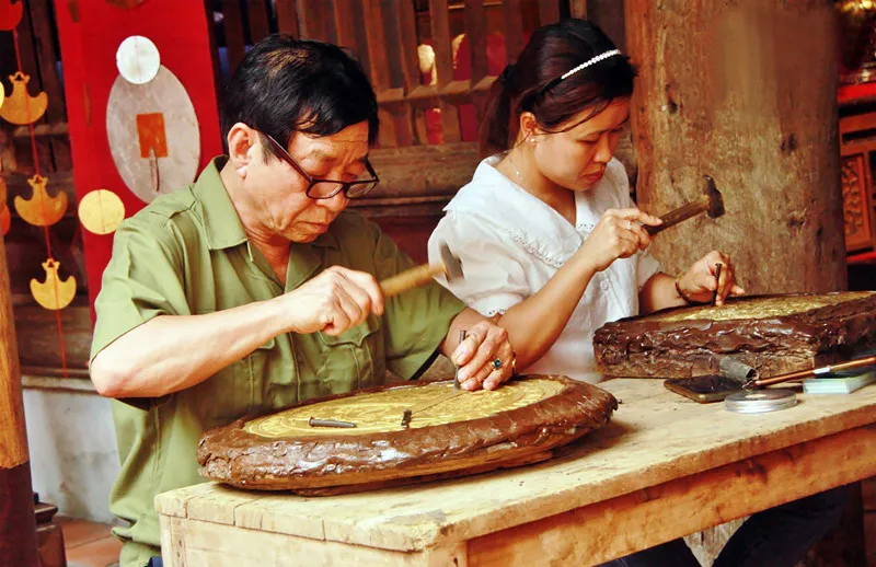 Nghệ nhân làng bạc Đồng Xâm