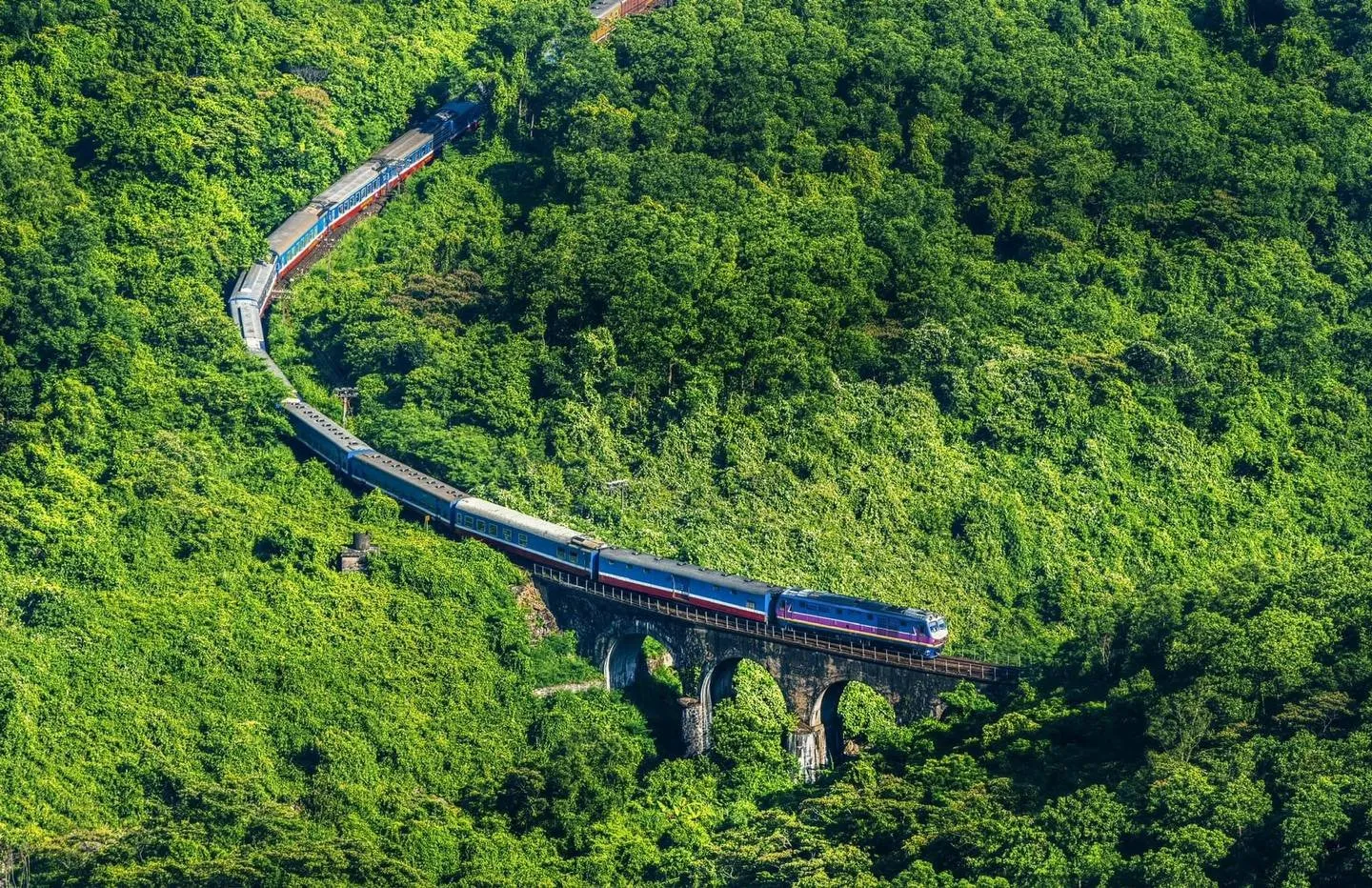 Hành trình từ Đà Nẵng - Huế bằng tàu hỏa du khách sẽ được chiêm ngưỡng cảnh đẹp suốt chặng đường