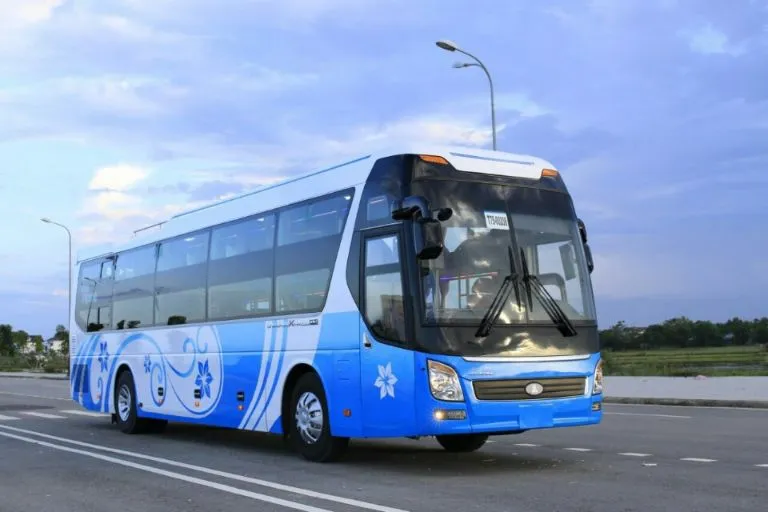 Xe khách là phương tiện phổ biến được nhiều người lựa chọn