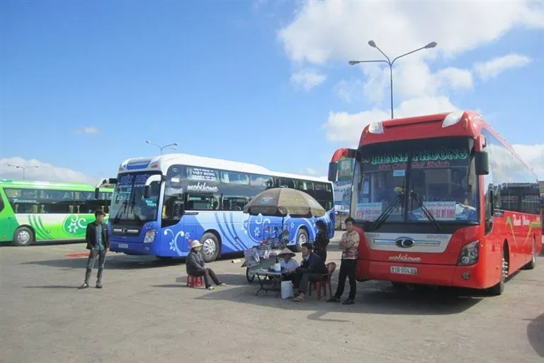 Xe khách là phương tiện phổ biến được nhiều người lựa chọn