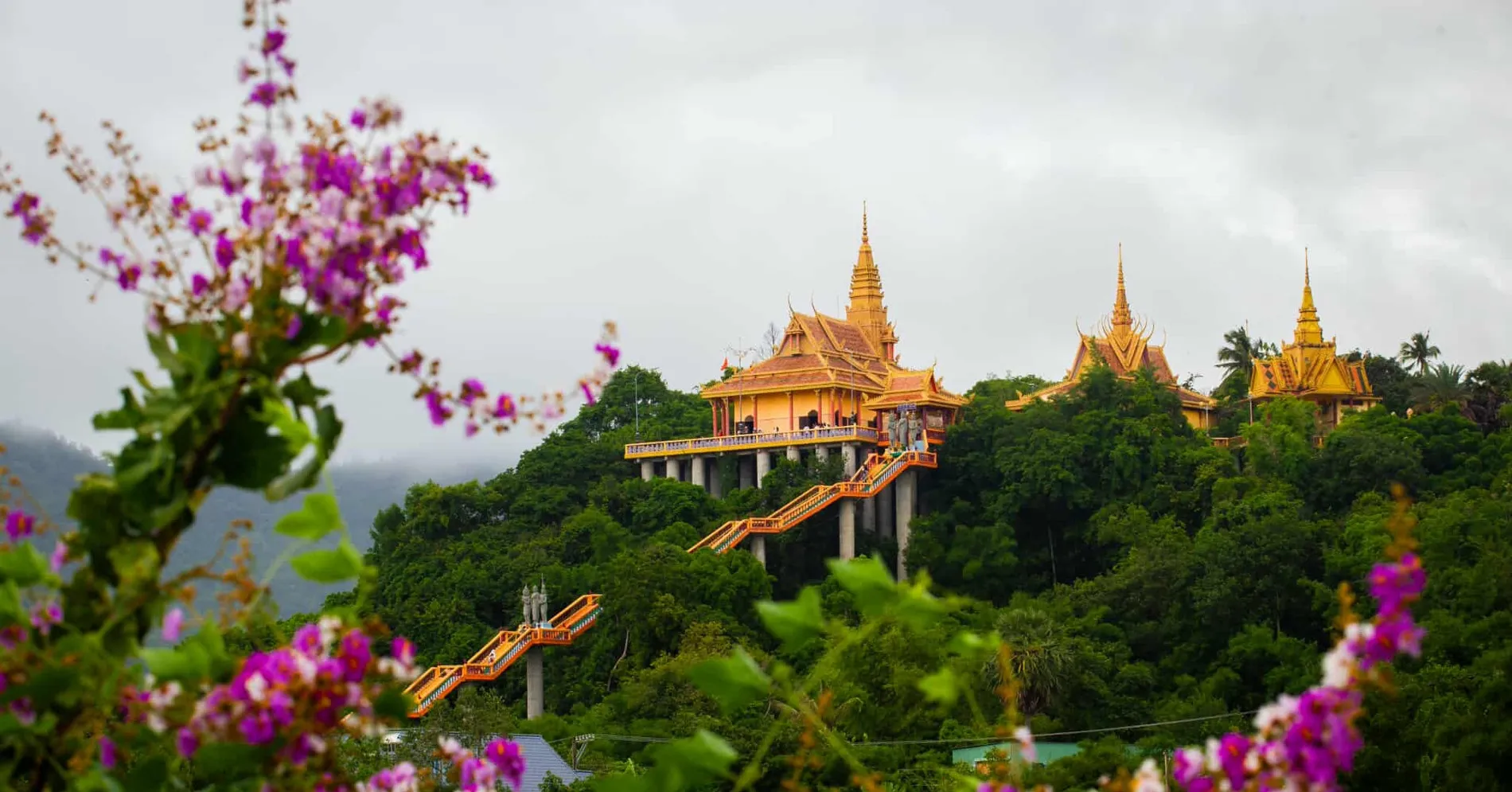 An Giang kỳ vĩ chùa chiềng núi non