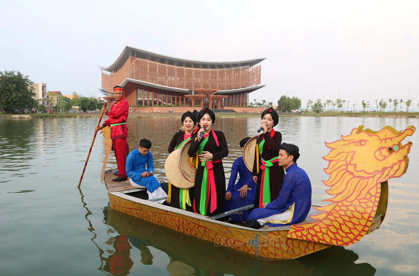 Hội Lim trên sông ở Bắc Ninh