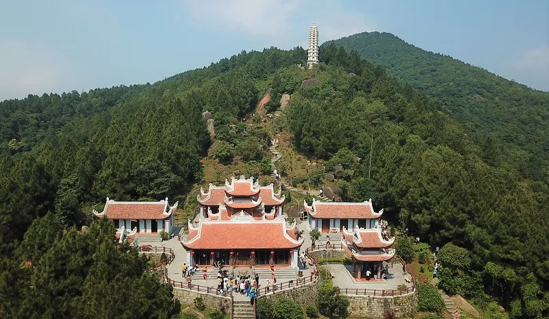 Chùa Hương với vẻ đẹp cổ kính thu hút nhiều du khách đến vào mỗi dịp Tết